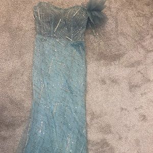 heavily beaded corset evening gown. Size 6-8, height 5’6” . Worn once